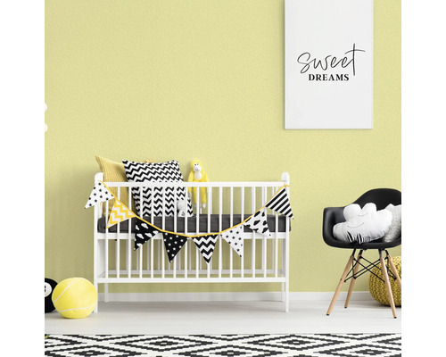 Kinderzimmer mit Gitterbett, Stuhl und Wandtapete