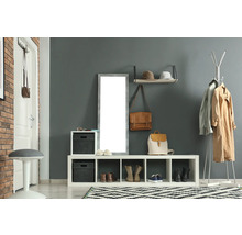 Eingangsbereich mit Garderobe, Spiegel, Sitzbank und Schuhregal für eine organisierte Aufbewahrung von Jacken, Schuhen und Accessoires.