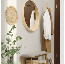 Flur mit Spiegel, Wanddekoration, Garderobe und Sitzbank