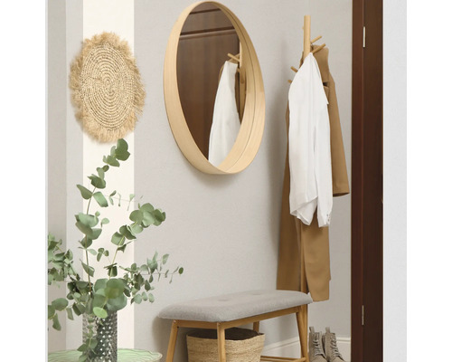 Flur mit Spiegel, Wanddekoration, Garderobe und Sitzbank