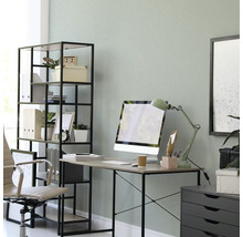 Helles Arbeitszimmer mit Schreibtisch, Regalen und Büromaterial für ein organisiertes Arbeitsumfeld