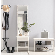 Flur mit Garderobenständer, Spiegel, Beistelltisch und Schuhbank für eine organisierte Aufbewahrung