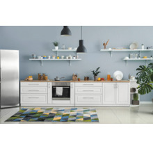 Moderne Küche mit weißen Schränken, Edelstahlkühlschrank und geometrischem Teppich