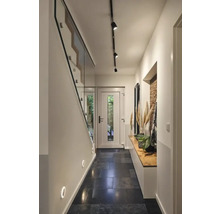 Flur mit Treppe, Beleuchtung und Sitzbank