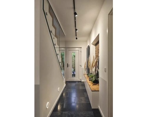 Flur mit Treppe, Beleuchtung und Sitzbank