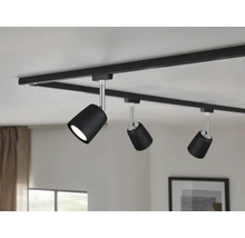 Schwarzes Schienensystem mit drei Strahlern an der Decke.