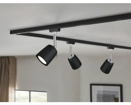 Schwarzes Schienensystem mit drei Strahlern an der Decke.