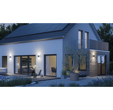 Modernes Haus mit Solarpanelen, Außenbeleuchtung und Garten