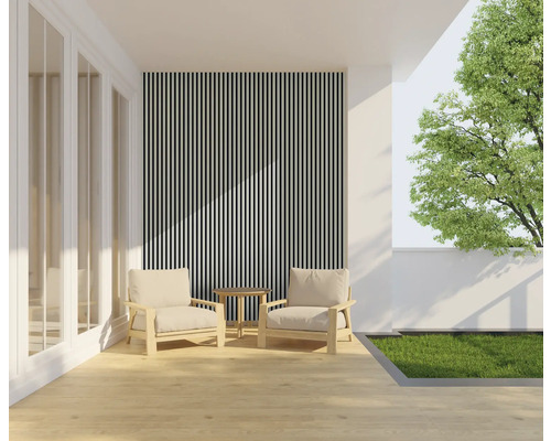 Heller Außenbereich mit zwei Stühlen, Tisch und dekorativer Wandverkleidung