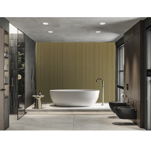 Modernes Badezimmer mit freistehender Badewanne, Holzpaneelwand und dunklen Sanitäranlagen.