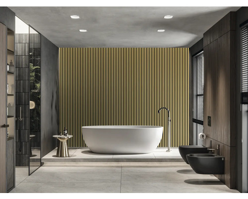 Modernes Badezimmer mit freistehender Badewanne, Holzpaneelwand und dunklen Sanitäranlagen.