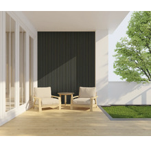 Terrasse mit Holzmöbeln, Lamellenwand und Grünfläche