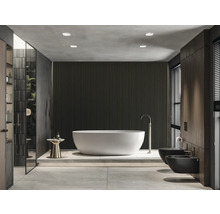 Modernes Badezimmer mit freistehender Badewanne, Toilette und Bidet