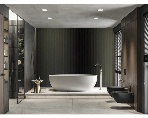 Modernes Badezimmer mit freistehender Badewanne, Toilette und Bidet