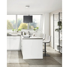 Heller Küchenraum mit Kücheninsel, Barhockern und Regal