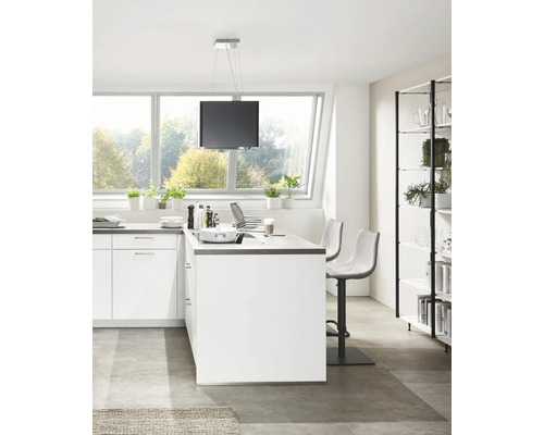 Heller Küchenraum mit Kücheninsel, Barhockern und Regal