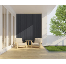 Heller Terrassenbereich mit zwei Sesseln und einem kleinen Tisch vor einer dunklen Akzentwand