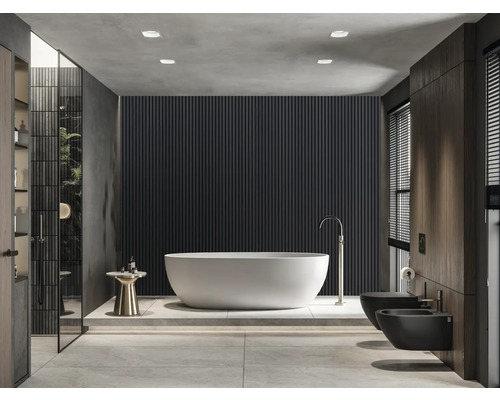 Modernes Badezimmer mit freistehender Badewanne, Toilette und Bidet vor dunkler Wandverkleidung