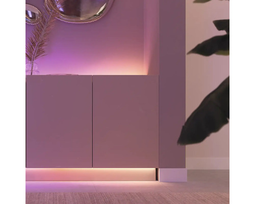 Modernes Sideboard mit indirekter Beleuchtung für stimmungsvolles Ambiente