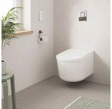 Wandhängendes Dusch-WC in einem modern gestalteten Badezimmer.