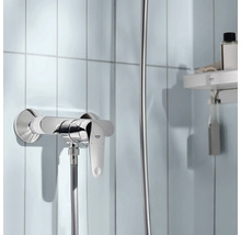 Aufputz-Brausearmatur im Badezimmer