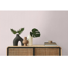 Dekorative Vasen und Bücher auf einem Schrank