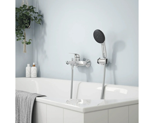 Badezimmerarmatur mit Handbrause an einer Badewanne montiert