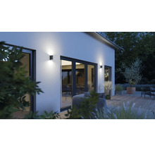 Außenansicht eines Hauses mit Terrassenbeleuchtung und Sitzbereich