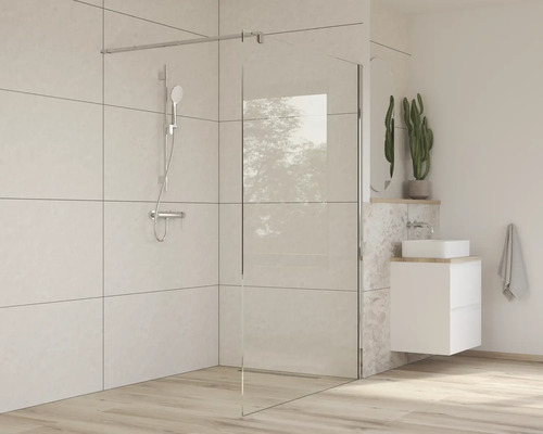 Badezimmer mit bodenebener Dusche, Duscharmatur und Waschtisch