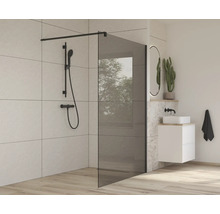 Modernes Badezimmer mit Duschwand, Duscharmatur und Waschtisch