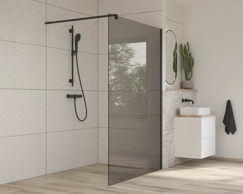 Modernes Badezimmer mit Duschwand, Duscharmatur und Waschtisch