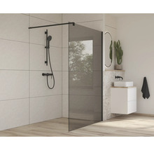 Badezimmer mit Duschabtrennung, Duscharmatur und Waschtisch