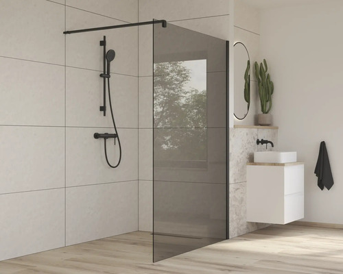 Badezimmer mit Duschabtrennung, Duscharmatur und Waschtisch