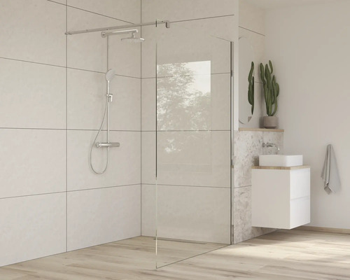 Begehbare Dusche mit Duscharmatur und Waschtisch im modernen Badezimmer