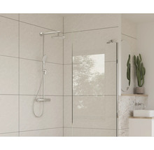 Badezimmer mit Duscharmatur und Duschabtrennung aus Glas