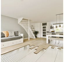 Heller Raum mit Couch, Treppe und Holzbodenverlegung