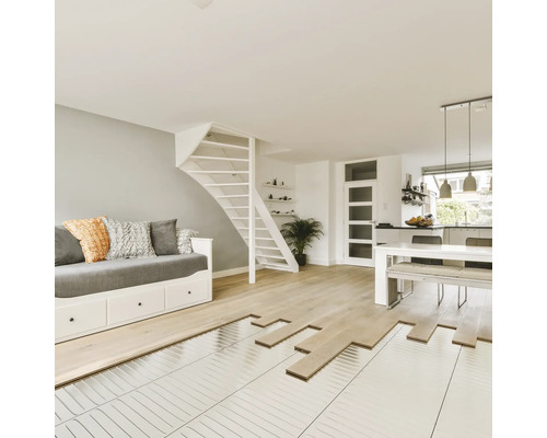 Heller Raum mit Couch, Treppe und Holzbodenverlegung