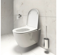 Wandhängendes WC mit offenem Spülrand, Toilettenpapierhalter und Bürstengarnitur im Badezimmer