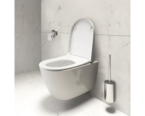 Wandhängendes WC mit offenem Spülrand, Toilettenpapierhalter und Bürstengarnitur im Badezimmer