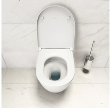 Keramiktoilette mit Toilettenbürste und offenem Toilettendeckel