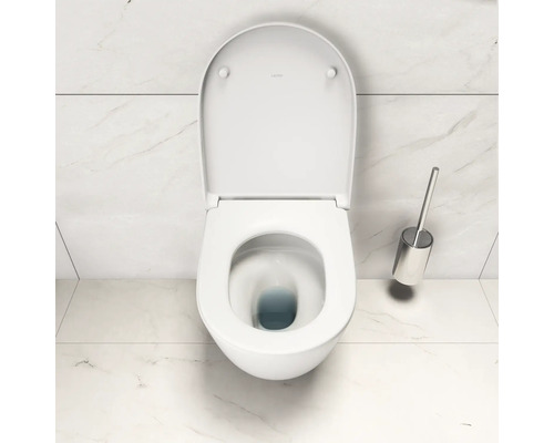 Keramiktoilette mit Toilettenbürste und offenem Toilettendeckel