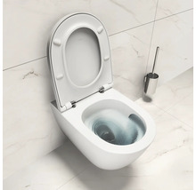 Weiße, hängende Toilette mit offenem Toilettendeckel und Spülung im Badezimmer