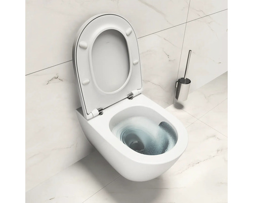 Weiße, hängende Toilette mit offenem Toilettendeckel und Spülung im Badezimmer