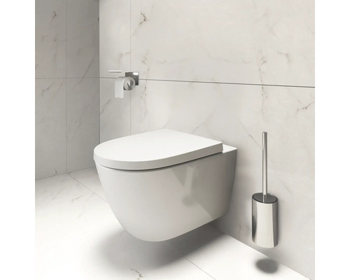 Wandhängendes WC mit Toilettenbürste und Toilettenpapierhalter im Badezimmer.