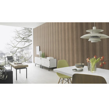 Heller Wohnraum mit gestreifter Tapete, Esstisch, Sideboard und großer Fensterfront