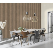 Esszimmer mit Esstisch, Stühlen und Pendelleuchten vor einer Wand mit Holzoptik-Tapete