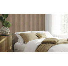 Schlafzimmer mit Holzwandpaneel, Bett und Nachttisch