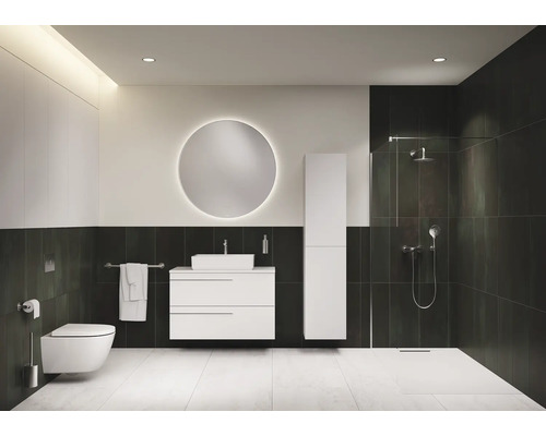 Modernes Badezimmer mit Toilette, Waschtisch, Spiegel und Dusche