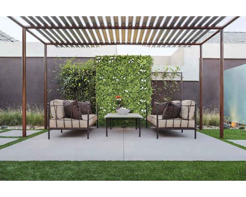 Terrasse mit Pergola, Sofas, Couchtisch und Pflanzenwand für einen entspannenden Aussenbereich.