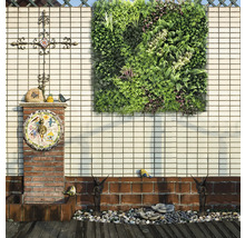 Dekorativer Garten mit vertikalem Pflanzbeet, Ornament und Skulpturen